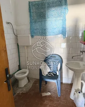 Starije kupatilo sa sanitarijama i pločicama. - image 17