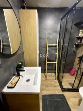 Moderno kupatilo sa tuš kabinom, umivaonikom i drvenim detaljima. - image 15