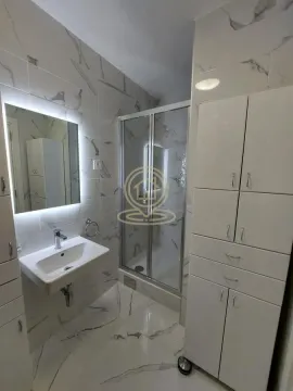 Savremeno opremljeno kupatilo sa tuš kabinom i umivaonikom. - image 10