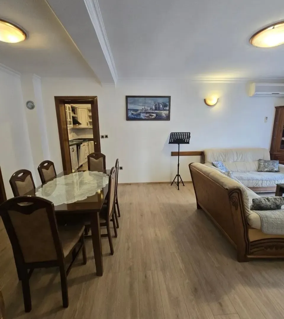 Izdavanje, dvosoban stan, 80m², Tivat, Crna Gora