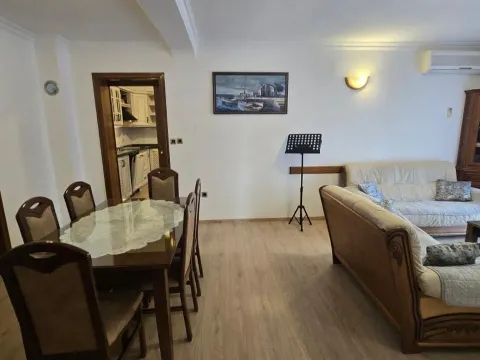 Rent, two bedroom apartment, 80m², Tivat, Crna Gora - image 14