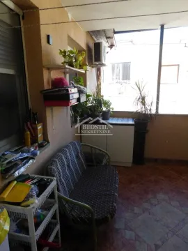 Zastakljena terasa sa garniturom za sedenje i biljkama. - image 12