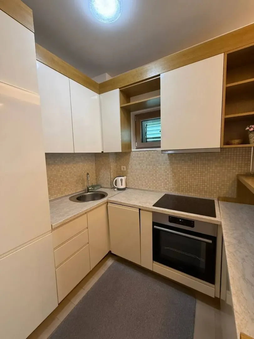 Izdavanje, dvosoban stan, 61m², Pržno, Budva
