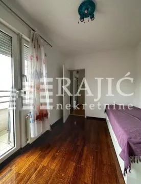 Manja spavaća soba sa krevetom i izlazom na terasu. - image 12