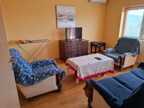 Izdavanje, dvosoban stan, 70m², Dub, Kotor - image 3