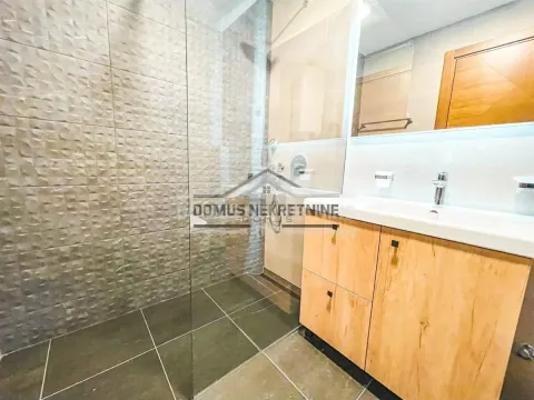 Moderne kupatilo sa tuš kabinom i umivaonikom. - image 8
