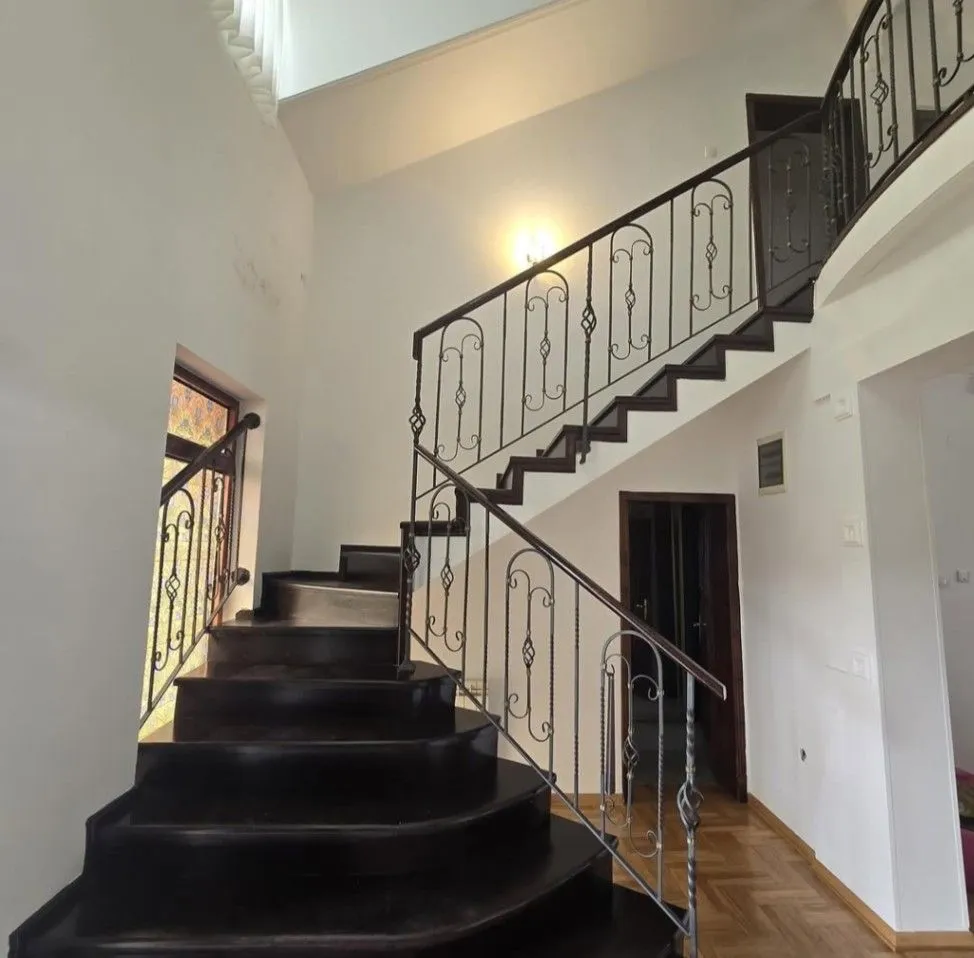 Izdavanje, kuća, 280m², Zabjelo, Podgorica