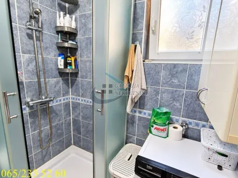 Kupatilo sa tuš kabinom i plavim zidnim pločicama. - image 16