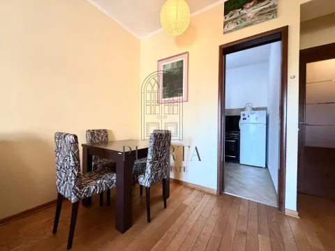 Trpezarija sa stolom i stolicama i pogledom prema kuhinji. - image 6