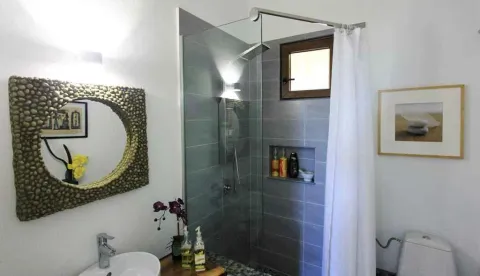 Moderno kupatilo sa tuš kabinom, ogledalom i umivaonikom. - image 12