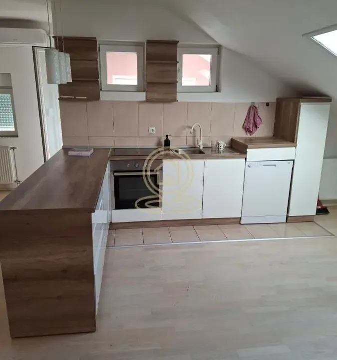 Izdavanje, stan, 94m², Klisa, Novi Sad Sve Podlokacije