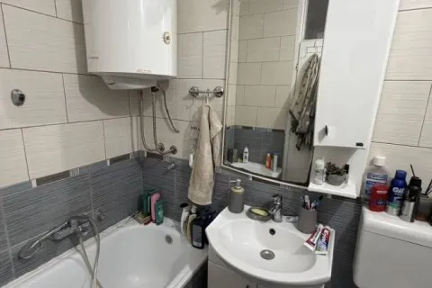Manje kupatilo sa kadom, umivaonikom, bojlerom i toaletom. - image 6