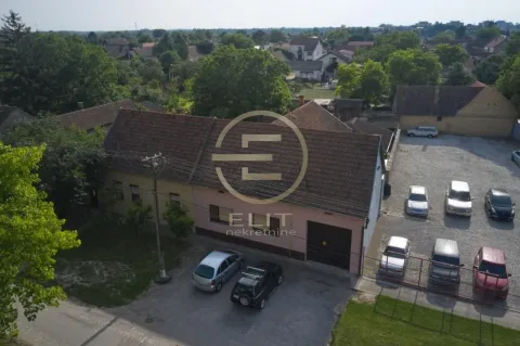 Pogled iz vazduha na kuću sa dvorištem i parkingom. - image 10