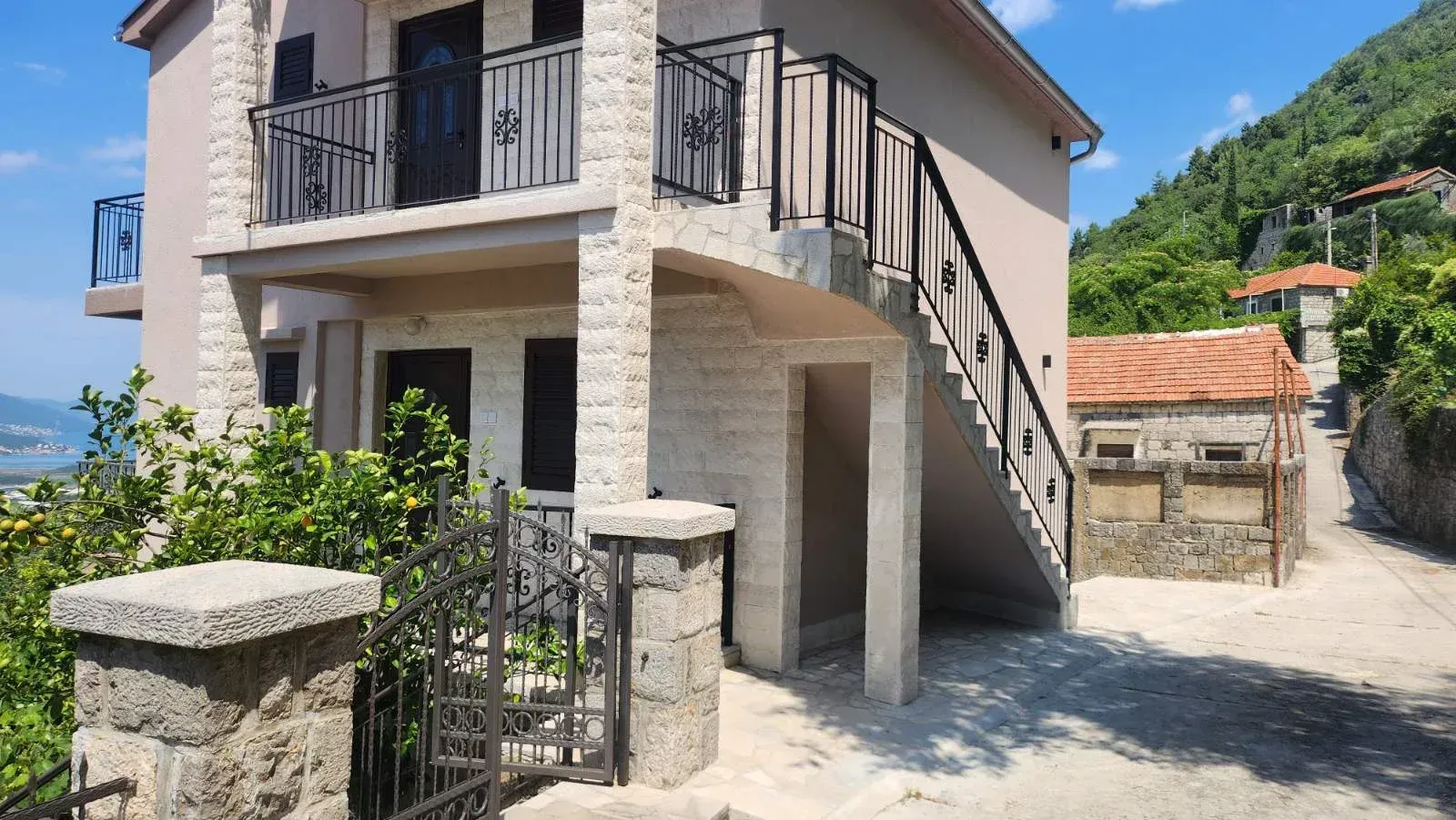 Rent, apartment, 65m², Kotor, Crna Gora