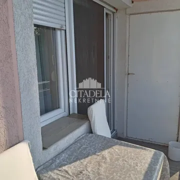 Manja natkrivena terasa sa stolom i stolicama. - image 16