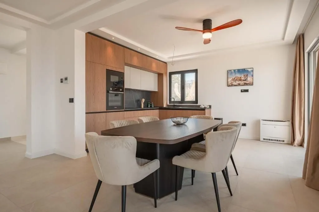 Rent, house, 318m², Reževići, Budva