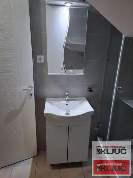 Manje kupatilo sa umivaonikom, ogledalom i tuš kabinom. - image 10