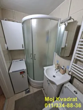 Manje kupatilo sa tuš kabinom, umivaonikom, WC šoljom i mašinom za veš. - image 10