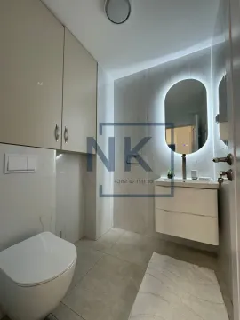 Moderno opremljeno kupatilo sa umivaonikom, ogledalom i toaletom. - image 10