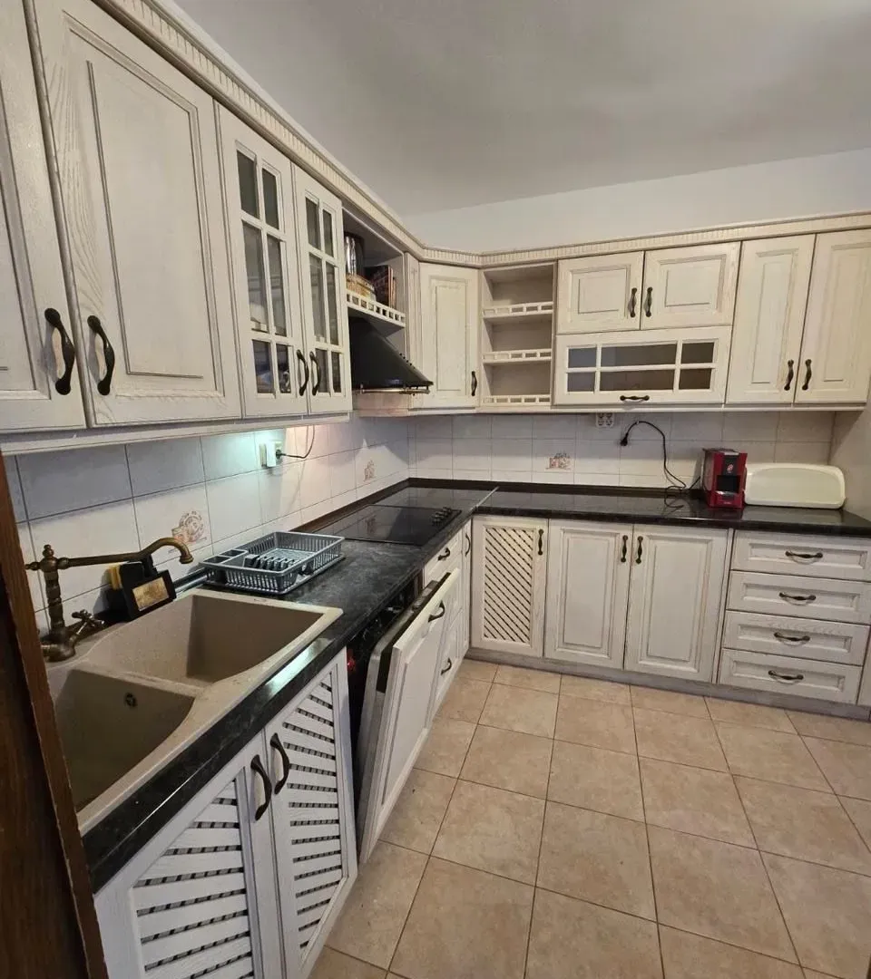 Izdavanje, dvosoban stan, 80m², Tripovići, Tivat