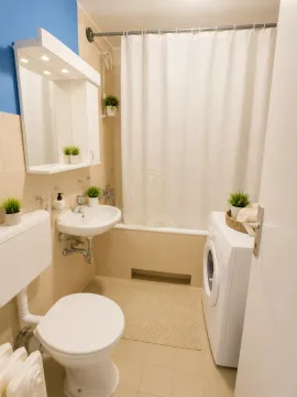 Kompaktno kupatilo sa umivaonikom, wc šoljom, kadom i veš mašinom. - image 10