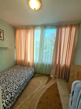Manja spavaća soba sa krevetom, prozorom i zavesama. - image 11