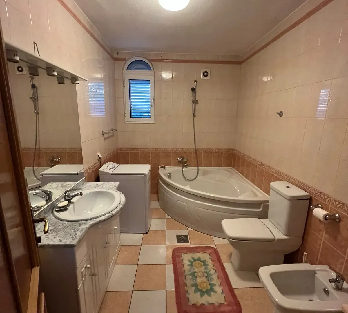 Izdavanje, kuća, 400m², Zlatica, Podgorica