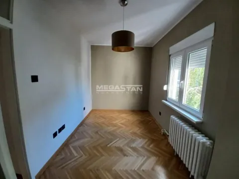 Prazna soba sa parketom i prozorom. - image 9