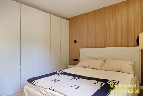 Spavaća soba sa bračnim krevetom i ugradnim ormanom. - image 9