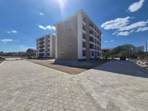 Eksterijer stambene zgrade sa popločanim dvorištem. - image 2