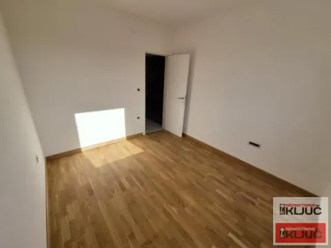 Prazna soba sa drvenim podom i belim zidovima. - image 7