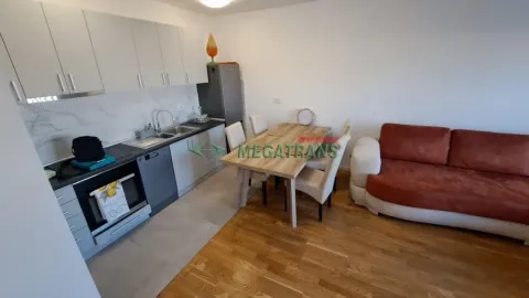 Otvoreni dnevni boravak sa kuhinjom i trpezarijom. - image 3