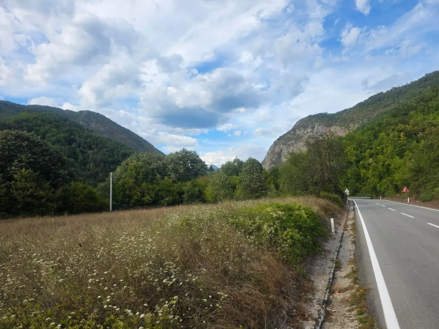 Pogled na prirodno okruženje i livadu pored magistralnog puta.