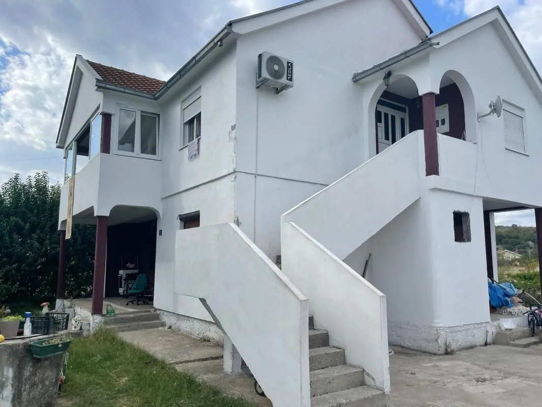 Prodaja, kuća, 230m², Farmaci, Podgorica