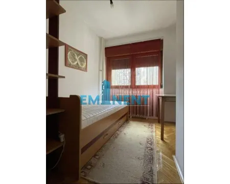 Manja spavaća soba sa krevetom i prozorom. - image 10