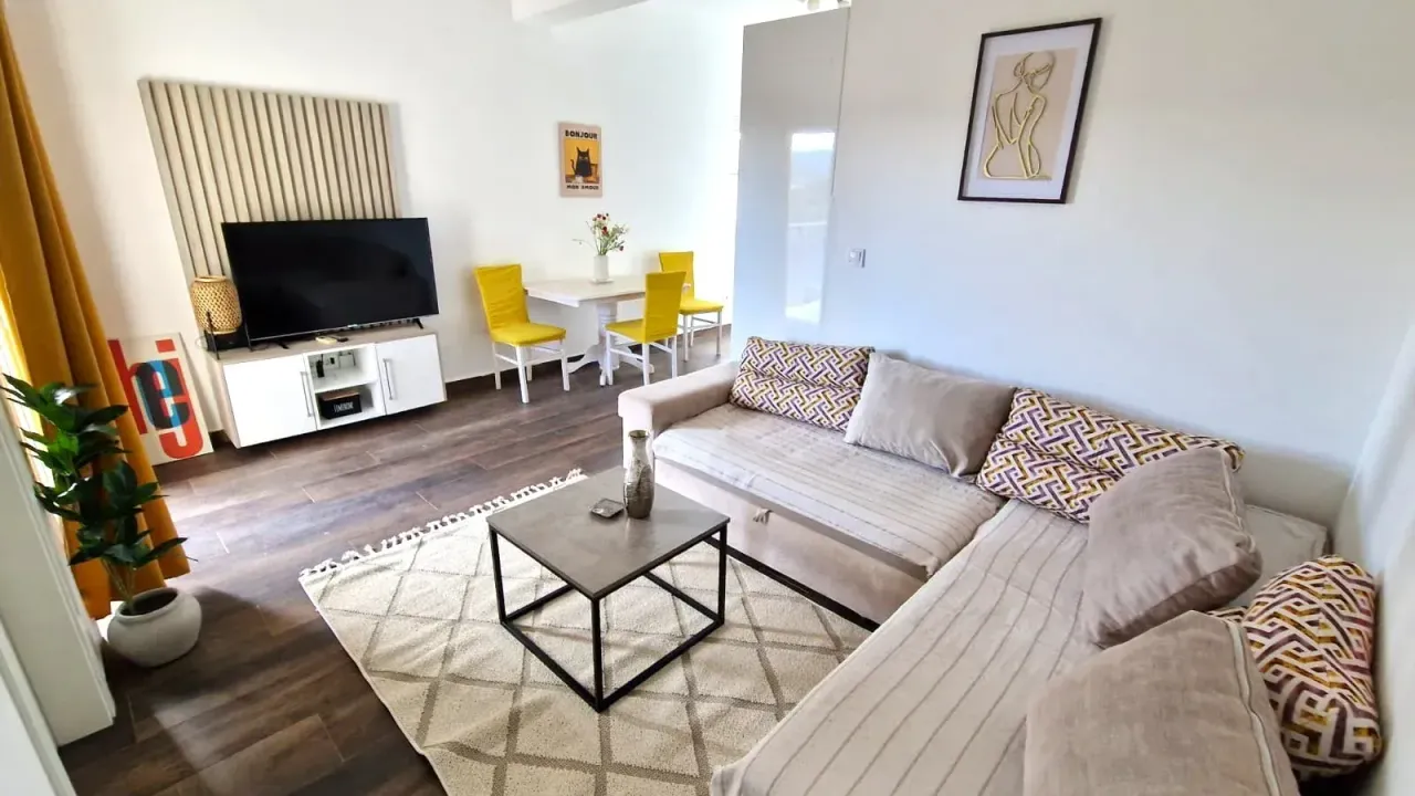 Izdavanje, stan, 60m², Tivat, Crna Gora