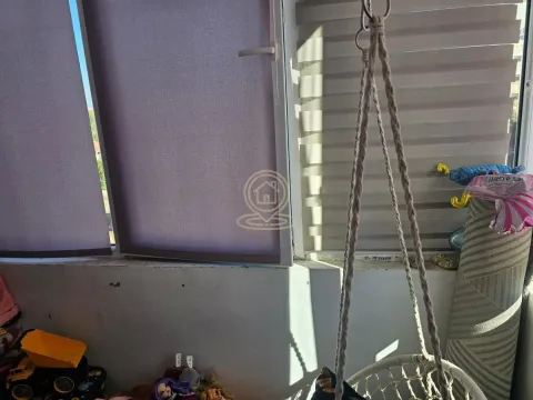 Detalj enterijera sa prozorom i visećom stolicom. - image 15