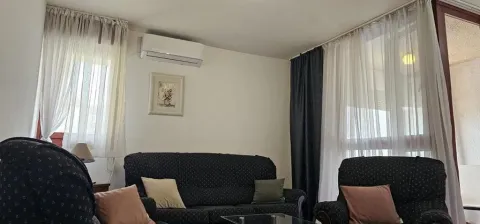 Dnevna soba sa garniturom za sjedenje i klima uređajem. - image 14