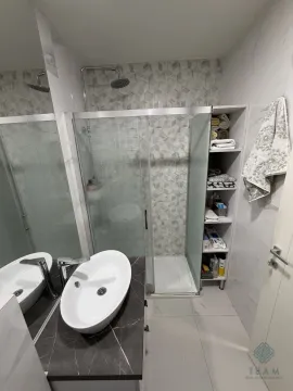 Moderne kupatilo sa umivaonikom, tuš kabinom i ugradnim policama. - image 7