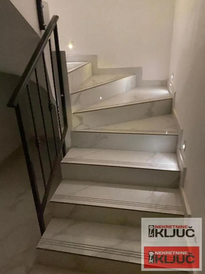 Prodaja, trosoban stan, 74m², Salajka, Novi Sad Sve Podlokacije