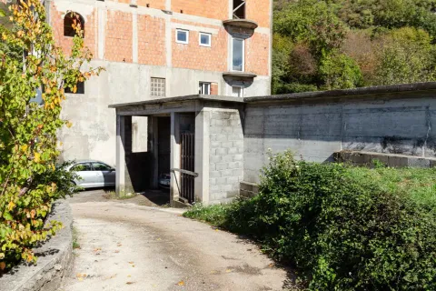 Pogled na spoljašnjost zgrade sa pomoćnim objektom i prilazom. - image 21