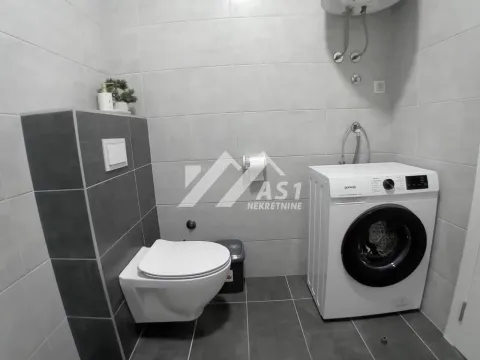 Kupatilo opremljeno sanitarijama i veš mašinom. - image 9