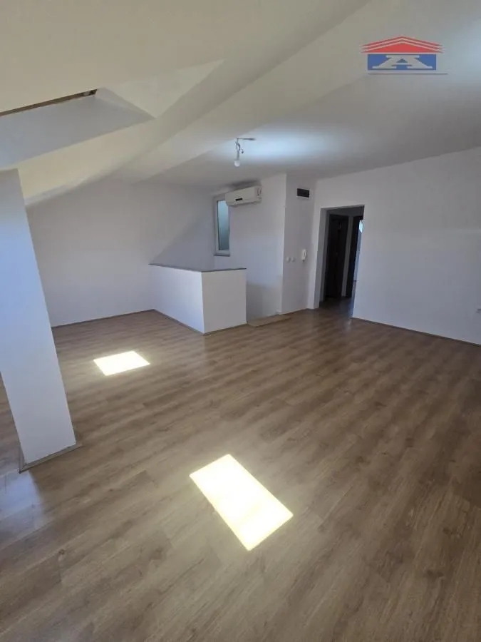 Izdavanje, četvorosoban stan, 78m², Centar, Novi Sad