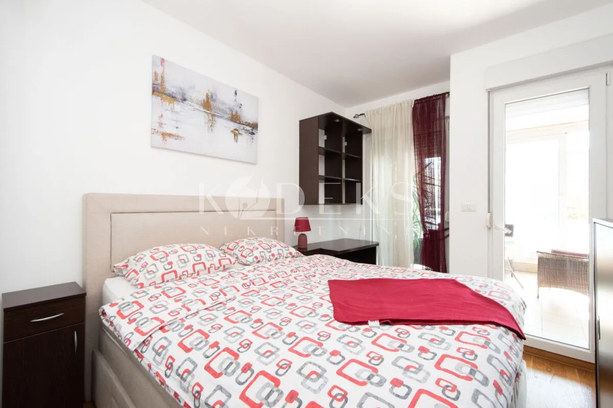Furnished bedroom with a double bed and access to the terrace.