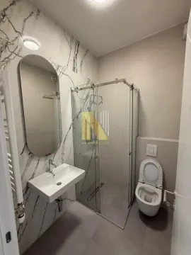 Moderno opremljeno kupatilo sa tuš kabinom. - image 16