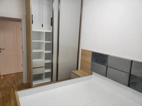 Svijetla spavaća soba sa ugradnim plakarom i ramom za krevet. - image 5