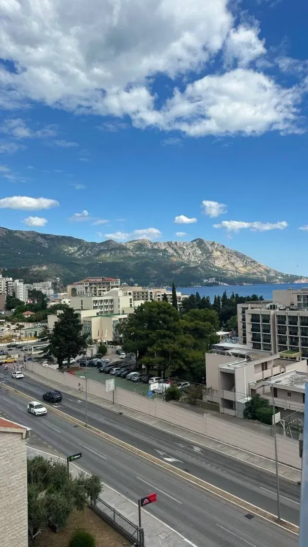 Pogled sa terase na grad, ulicu, planine i more.