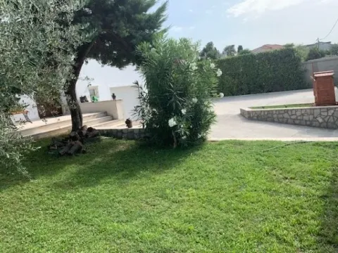 Izdavanje, kuća, 250m², Zagorič, Podgorica - image 14