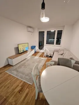 Dnevna soba sa garniturom, TV komodom i trpezarijskim stolom. - image 2