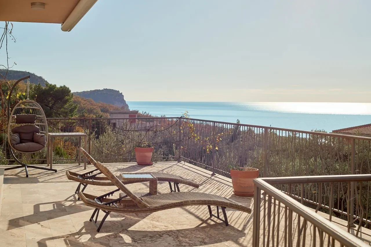 Izdavanje, trosoban stan, 247m², Sveti Stefan, Budva